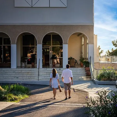 Akrotiri - Adult Friendly