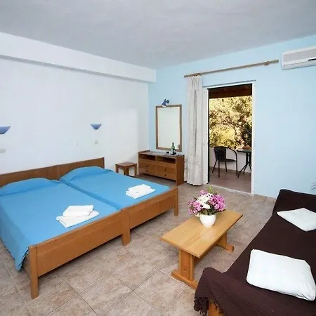 Crystal Blue Hotel, Barbati
