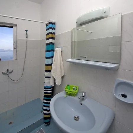 Crystal Blue Hotel, Barbati