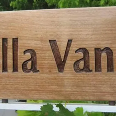 Vania Gardenos * Vitalades