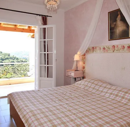 Nefeli Hotel 3*