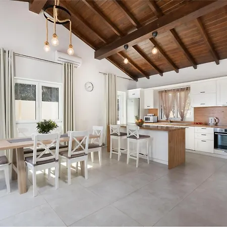 Alonaki Bay Villa *