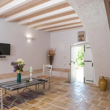 Charilaos Spiti Old Perithia Holiday home *