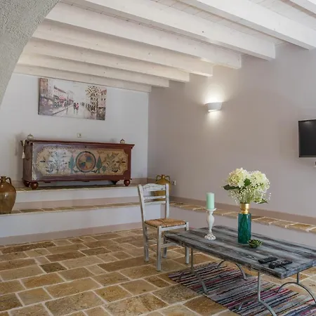 Charilaos Spiti Old Perithia Holiday home
