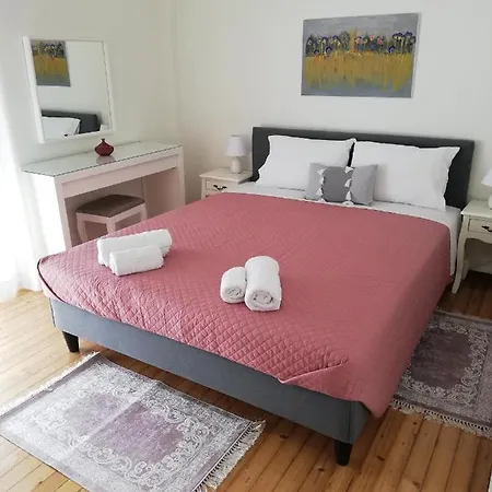 Old Town Furnished Apartment *