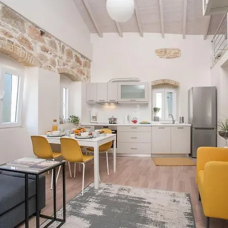 Newly Renovated 1730's Venetian Loft Apartment *