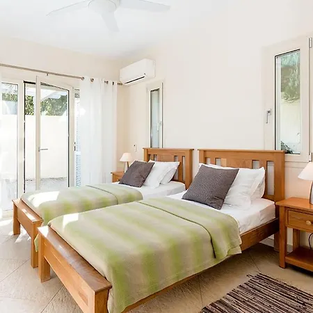 Omolos House Villa *