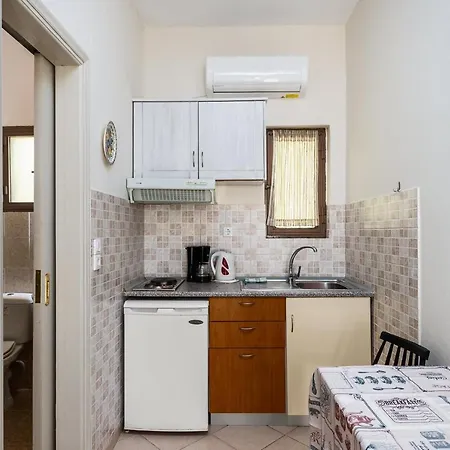 Pool Apartments, Elena & Maria By Konnect Apartment *