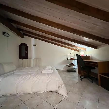 Apartment σοφιτα ξυλο μεταλο γυαλι