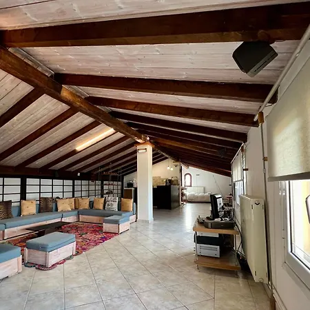 σοφιτα ξυλο μεταλο γυαλι Apartment *