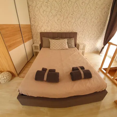 Fanis House *