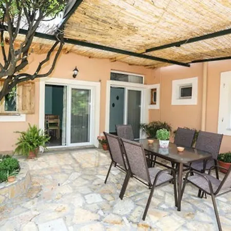 Country house Garden House Kastellani