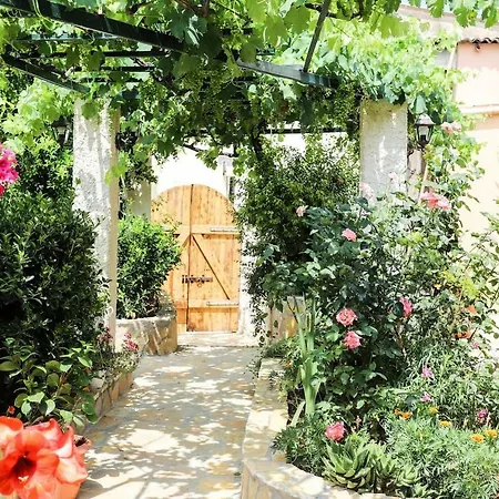 Country house Garden House Kastellani