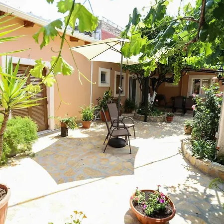 Garden House Kastellani Country house *