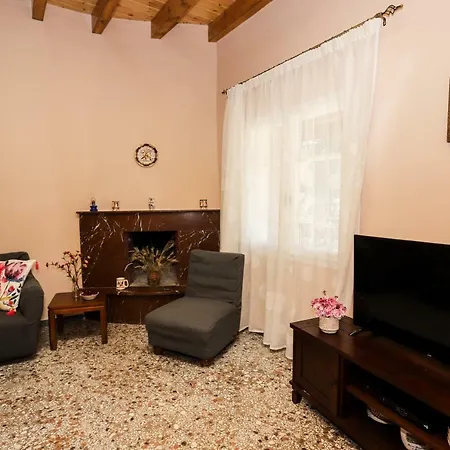 Country house Garden House Kastellani