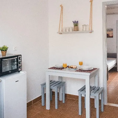Apartment Three Seasons *