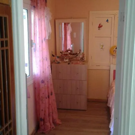 Angela, Traditional In The Village Holiday home *