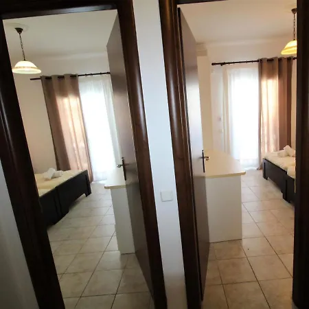 Nikki's & Apartment *