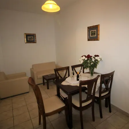 Apartment Nikki's & *