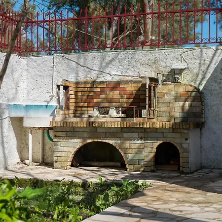 Apartment Merlyn Into The Nature, 100m From The Beach Dafnila