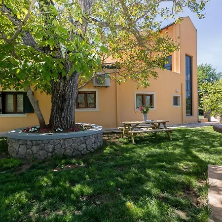 Kompitsi Villa *