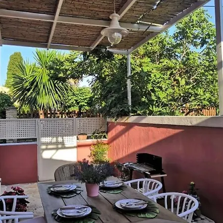 Lefko's House- Contemporary, Fully Renovated House *