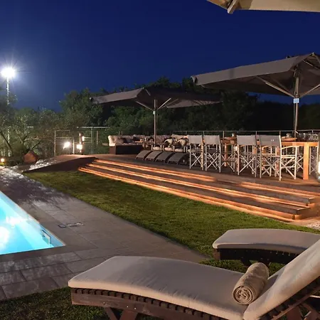 Villa Beautiful 9-bed In With Tennis Court