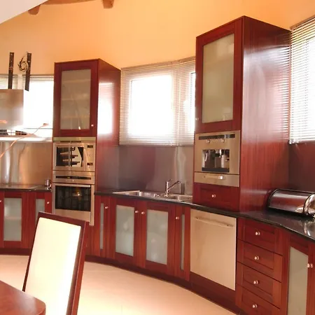 Villa Beautiful 9-bed In With Tennis Court Gouvia