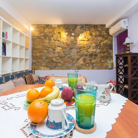 Townhall Apartment *