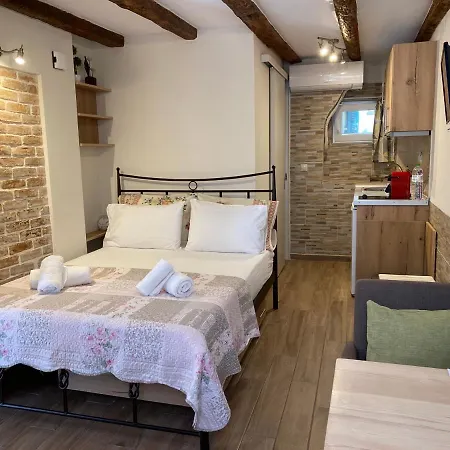 Old Town Studio Apartment *