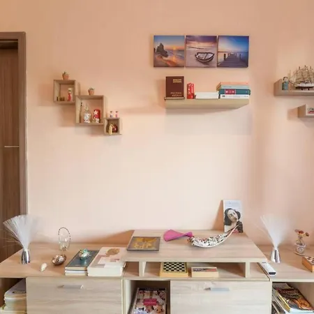 Bright Newly Renovated Near & Center+ac *