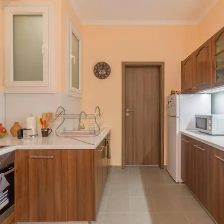 Bright Newly Renovated Near & Center+ac Apartment