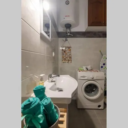Bright Newly Renovated Near & Center+ac Apartment