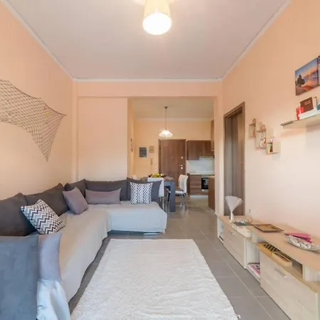 Bright Newly Renovated Near & Center+ac Apartment