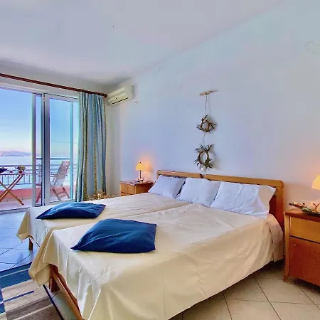 Apartment Seafront Ourania Mesongi