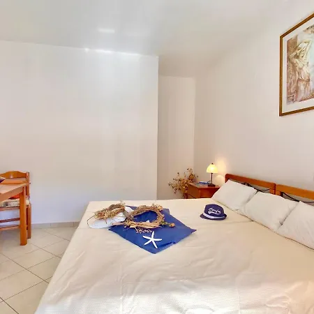 Apartment Seafront Ourania Mesongi