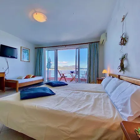 Apartment Seafront Ourania *