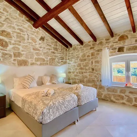 Luxury Artemisia With Private Pool