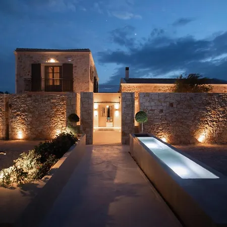 Eclectic And Secluded Estate, Aegis Villa *