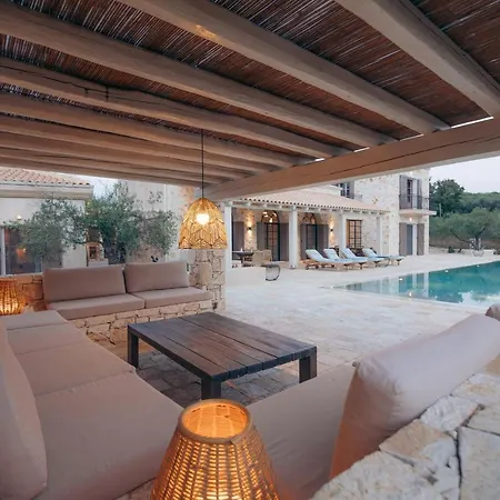 Eclectic And Secluded Estate, Aegis Villa *