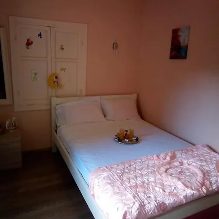 Angela, Traditional In The Village Holiday home *