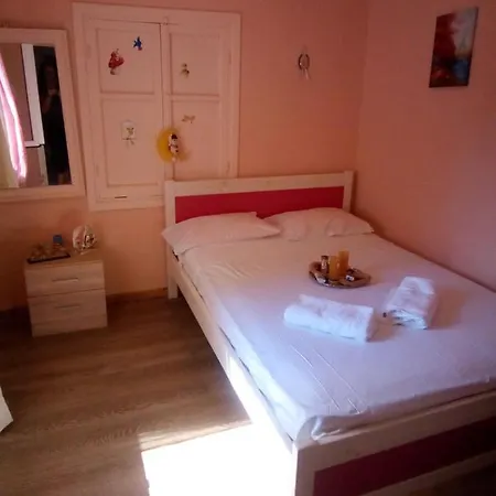 Angela, Traditional In The Village Holiday home