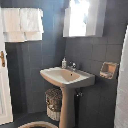Cozy 2 Bedrooms On The Hill W/netflix * Karousádes