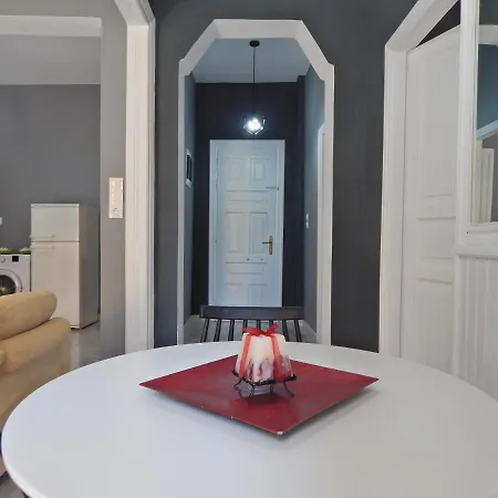 Cozy 2 Bedrooms On The Hill W/netflix Apartment Karousádes