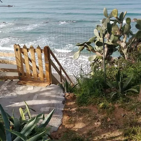Kanouli Beach House *