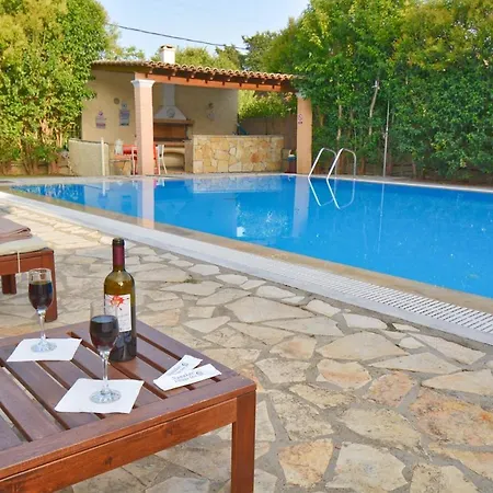 Cha Nanakas Village Aparthotel 3*