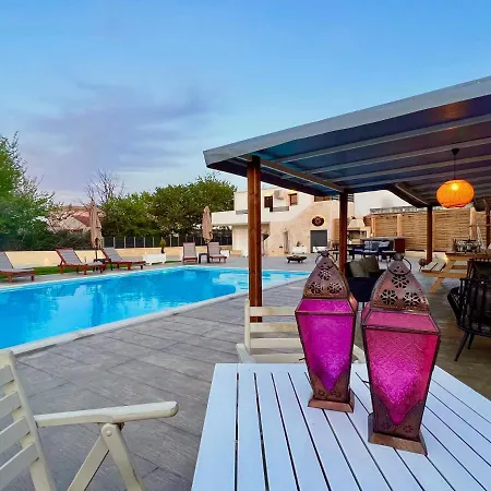 Verano With Private Pool By Dadovillas Villa *