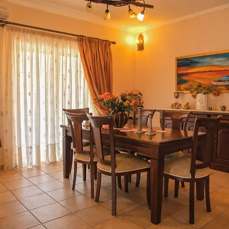 Emily, Soothing Experience, Perfect Getaway Holiday home