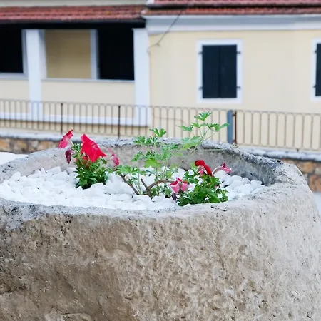 Nikolas Est 1773 Villa