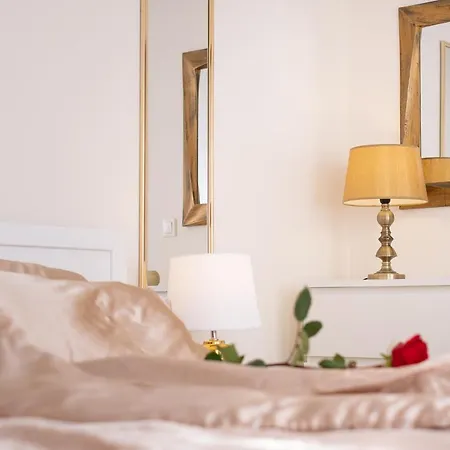 Elegant Old Town By Nadiona Apartment